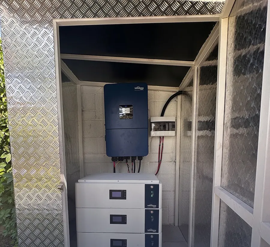 Kemer 15 kW hybrid solar and battery system